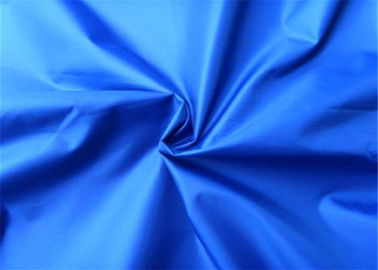 中国 青いポリエステルによって編まれる生地190Tヤーンの計算のタフタ快適な手の感じ サプライヤー