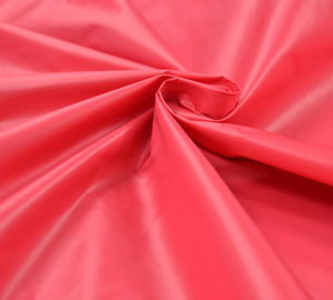 中国 衣服の生地を並べるための赤く/ピンク/黄色ポリエステル タフタの生地 サプライヤー