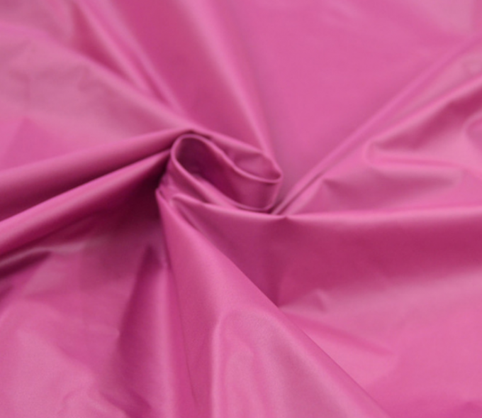 衣服の生地を並べるための赤く/ピンク/黄色ポリエステル タフタの生地